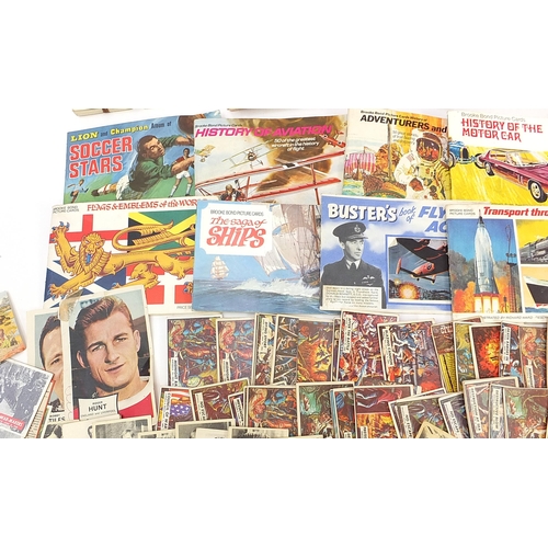 587 - Large collection of vintage bubblegum cards and cigarette cards, some arranged in albums, including ... 