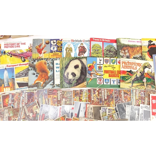 587 - Large collection of vintage bubblegum cards and cigarette cards, some arranged in albums, including ... 