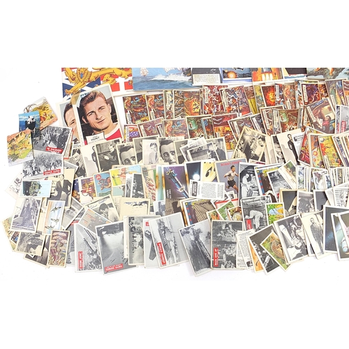 587 - Large collection of vintage bubblegum cards and cigarette cards, some arranged in albums, including ... 