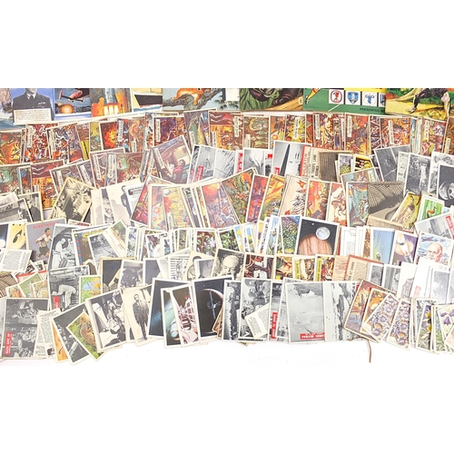 587 - Large collection of vintage bubblegum cards and cigarette cards, some arranged in albums, including ... 