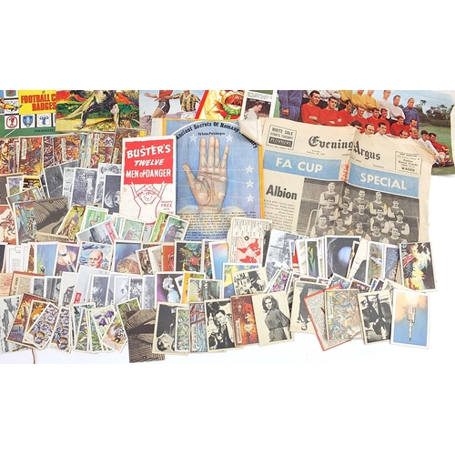 587 - Large collection of vintage bubblegum cards and cigarette cards, some arranged in albums, including ... 