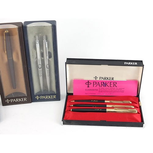 186 - Parker pens and pencils including fountain pen, ballpoint pen and propelling pencil set with case, t... 