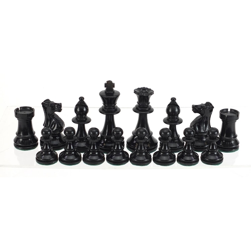 1367 - Jaques style boxwood and ebonised Staunton pattern chess set with weighted bases, the largest pieces... 