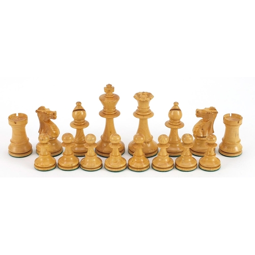 1367 - Jaques style boxwood and ebonised Staunton pattern chess set with weighted bases, the largest pieces... 