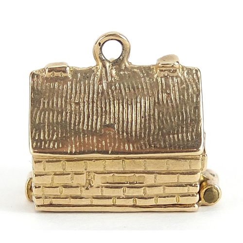 1965 - 9ct gold public house charm opening to reveal a barman, 1.5cm wide, 4.6g