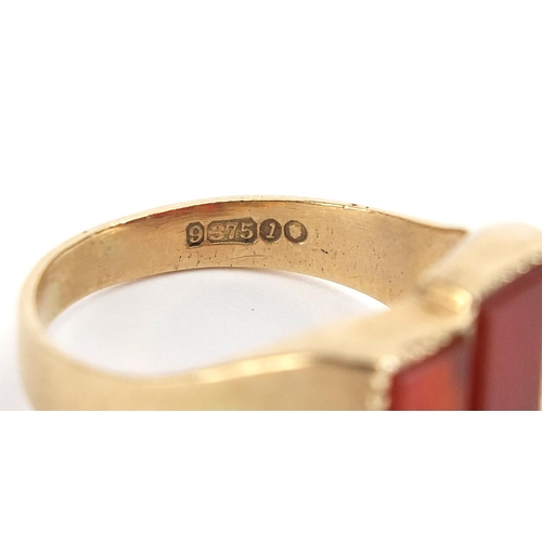 1731 - Edwardian 9ct gold carnelian signet ring, London 1906, size Q/R, 4.8g