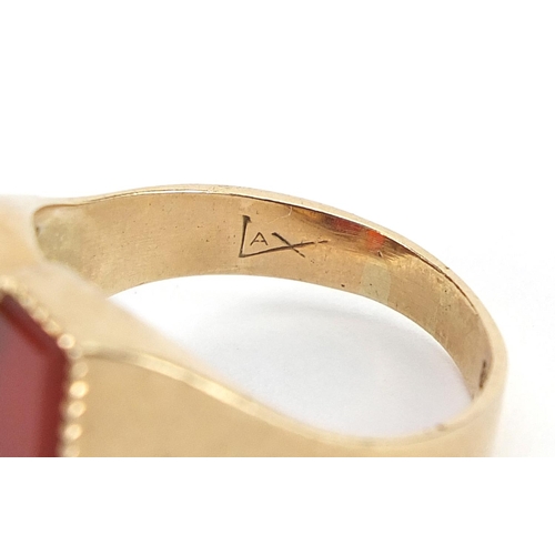 1731 - Edwardian 9ct gold carnelian signet ring, London 1906, size Q/R, 4.8g