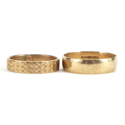 1895 - Two 9ct gold wedding bands, one with engine turned decoration, sizes L/M and P, 4.0g