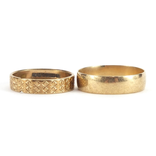 1895 - Two 9ct gold wedding bands, one with engine turned decoration, sizes L/M and P, 4.0g