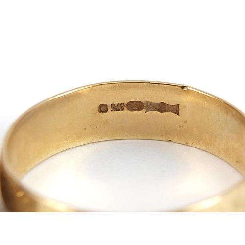 1895 - Two 9ct gold wedding bands, one with engine turned decoration, sizes L/M and P, 4.0g