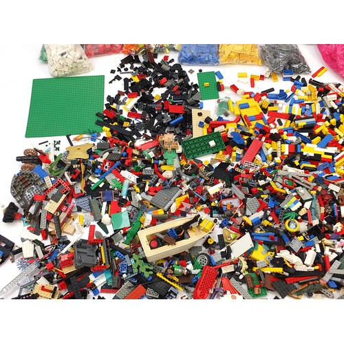 1340 - Large collection of vintage and later Lego, some boxes, total weight with boxes approximately 20.5kg