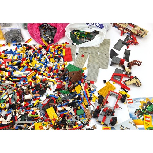 1340 - Large collection of vintage and later Lego, some boxes, total weight with boxes approximately 20.5kg