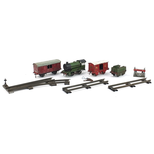 1334 - Hornby O gauge tinplate clockwork model railway including type 501 locomotive and tender