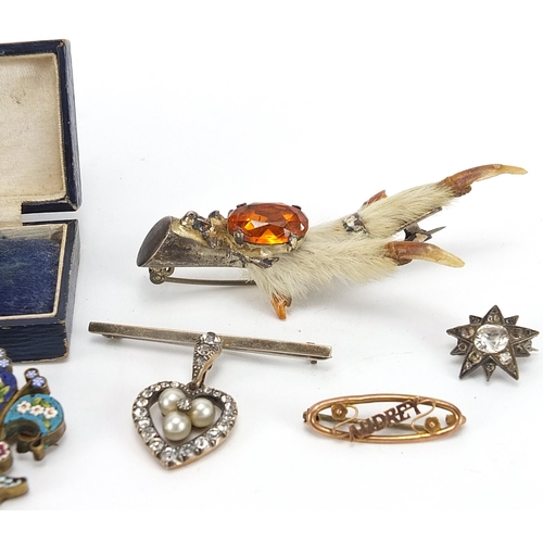 2150 - Antique and later brooches including 9ct gold, micro mosaic and rabbit's foot examples, the largest ... 