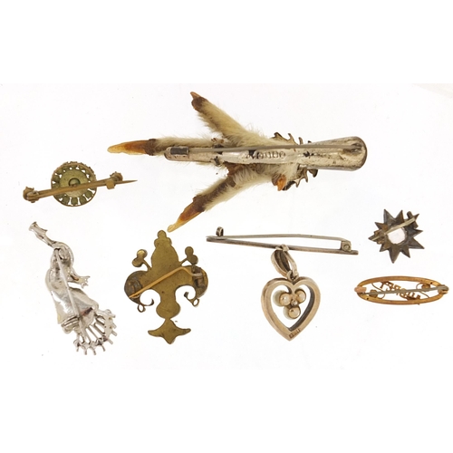 2150 - Antique and later brooches including 9ct gold, micro mosaic and rabbit's foot examples, the largest ... 