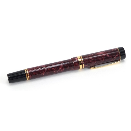 102 - Parker Duofold red marbleised fountain pen with 18ct gold nib and case