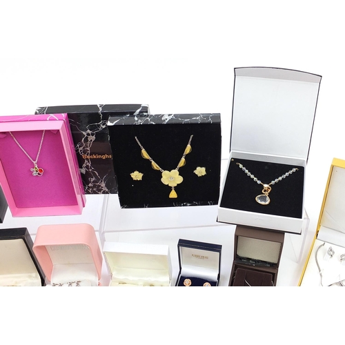 694 - Large collection of costume jewellery and wristwatches, some silver, including necklaces, brooches, ... 