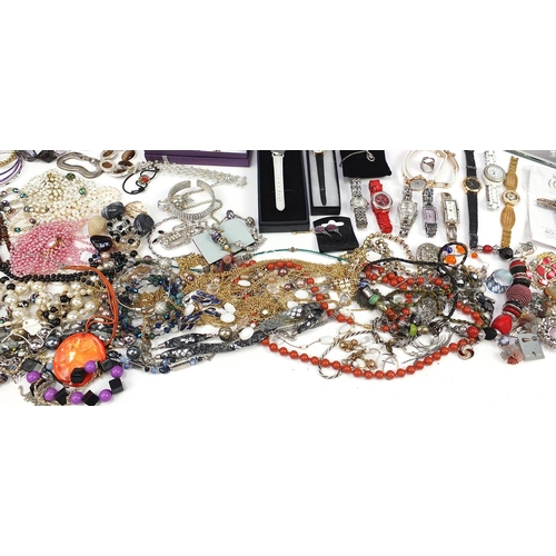 694 - Large collection of costume jewellery and wristwatches, some silver, including necklaces, brooches, ... 