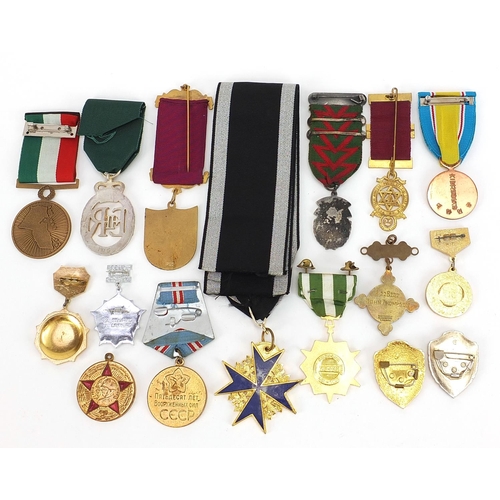 2315 - Medals and badges including masonic and Russian military interest