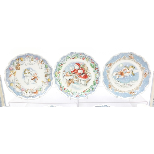 547 - Royal Doulton The Snowman gift collection including plates and money box, two with boxes, the larges... 