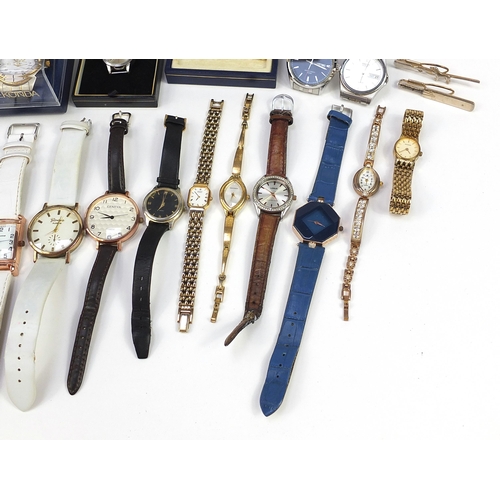 672 - Collection of vintage and later ladies and gentlemen's wristwatches and costume jewellery