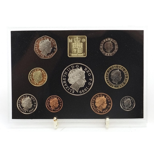 1621 - British coinage including Royal Mail 1999 proof coin collection, five pound coins and one pound coin... 