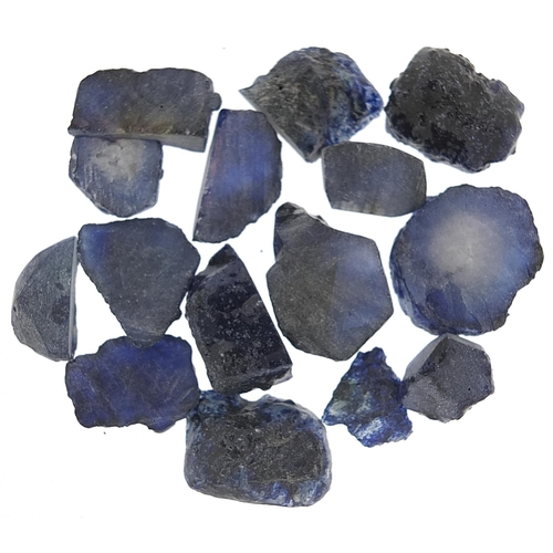 2121 - Collection of rough cut loose gemstones comprising blue sapphire 133.40 carat, garnet 157.35 carat, ... 