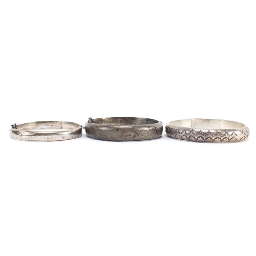 1947 - W. Tahe, Navajo sterling silver bangle and two silver hinged bangles, total 67.0g