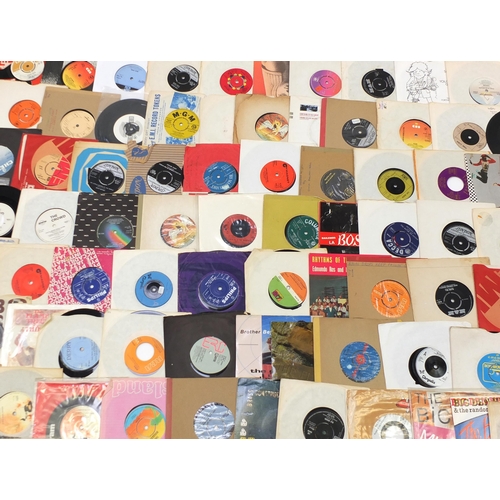 1453 - Collection of 45rpm records including Elvis Presley, The Hollies, Shirley Bassey, Barry Manilow, Ada... 