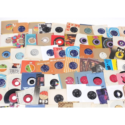 1450 - Collection of 45rpm records including Ringo Starr, Simply Red, Elvis Presley and Rod Stewart