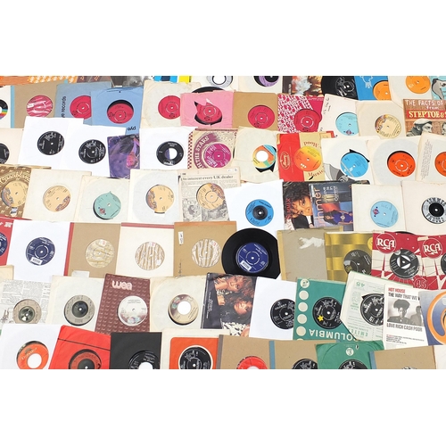 1450 - Collection of 45rpm records including Ringo Starr, Simply Red, Elvis Presley and Rod Stewart