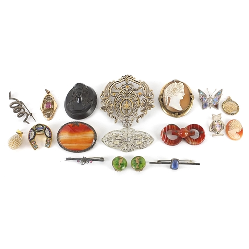 2039 - Antique and later jewellery including Scottish agate brooches, jet design cameo brooch, Art Deco two... 