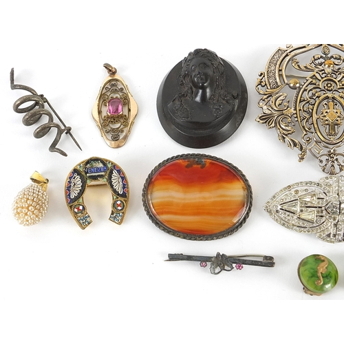 2039 - Antique and later jewellery including Scottish agate brooches, jet design cameo brooch, Art Deco two... 