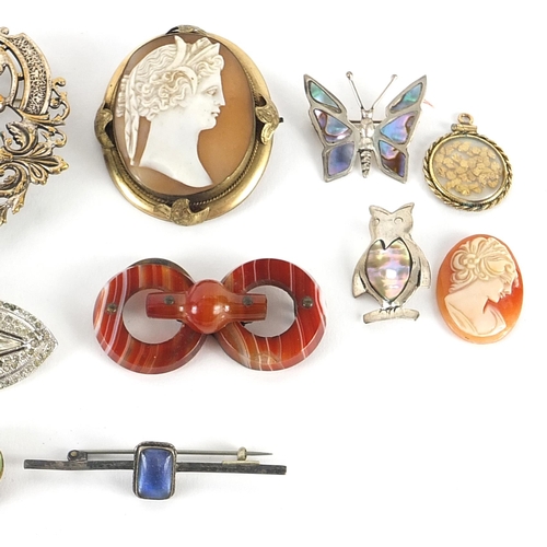 2039 - Antique and later jewellery including Scottish agate brooches, jet design cameo brooch, Art Deco two... 