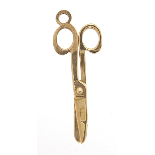 2140 - 9ct gold opening scissors charm, 2.6cm in length, 0.9g