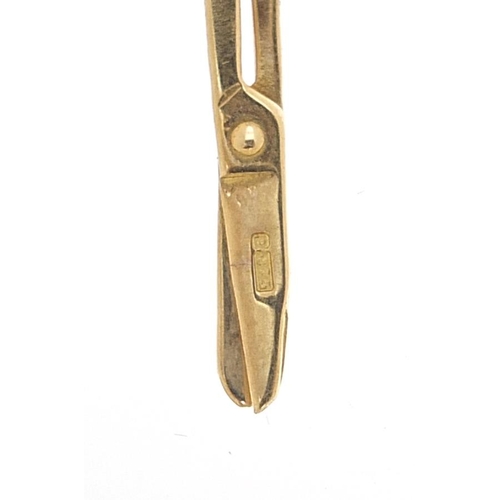 2140 - 9ct gold opening scissors charm, 2.6cm in length, 0.9g