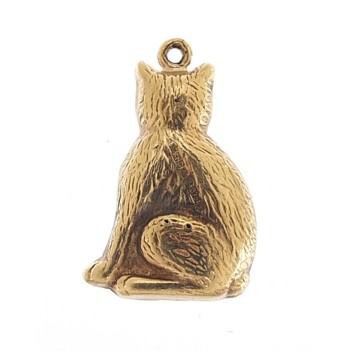 2070 - 9ct gold seated cat charm, 1.9cm high, 0.9g