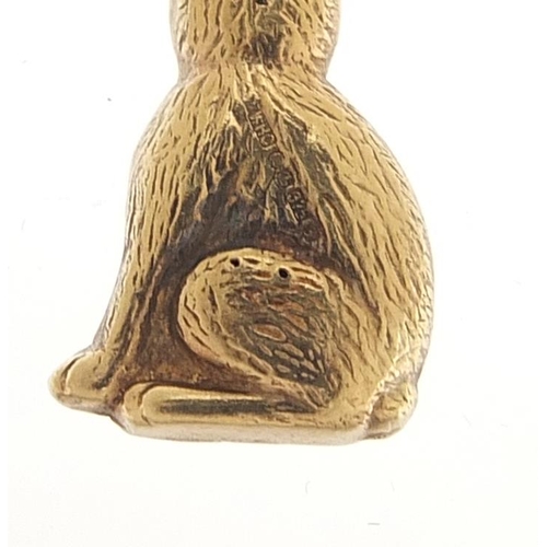 2070 - 9ct gold seated cat charm, 1.9cm high, 0.9g