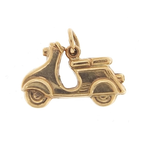 1942 - 9ct gold Vespa charm, 1.7cm wide, 0.8g