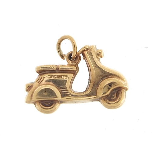 1942 - 9ct gold Vespa charm, 1.7cm wide, 0.8g