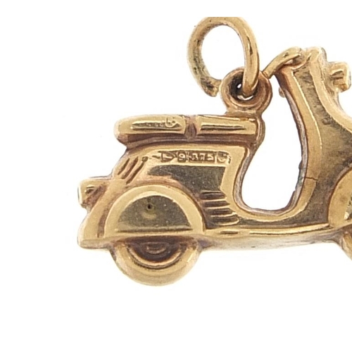 1942 - 9ct gold Vespa charm, 1.7cm wide, 0.8g