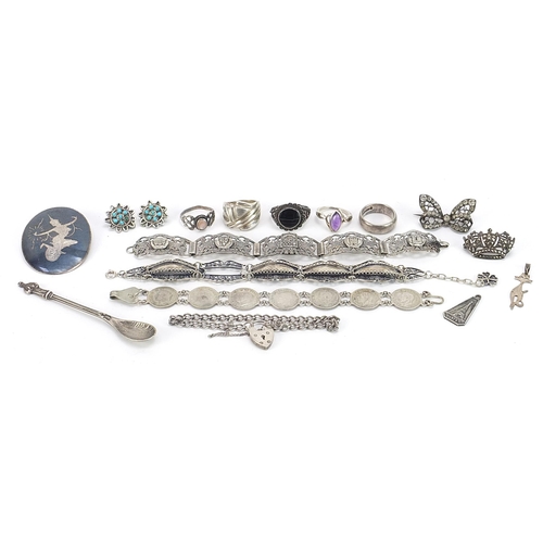 2033 - Silver jewellery including a Siam niello work brooch, bracelets and rings, 110.5g