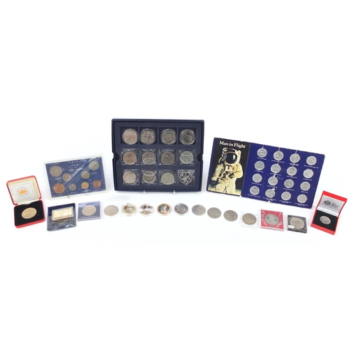 1254 - British commemorative coinage and tokens including five pound coins and Queen's Golden Jubilee comme... 