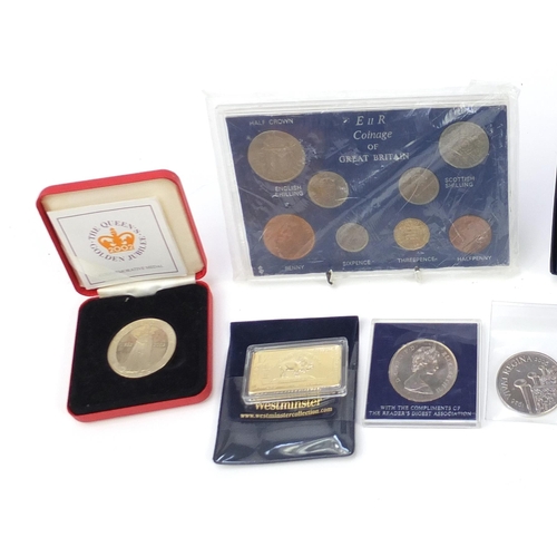 1254 - British commemorative coinage and tokens including five pound coins and Queen's Golden Jubilee comme... 