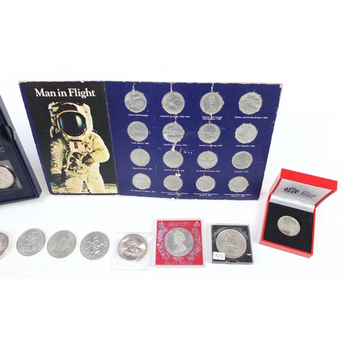 1254 - British commemorative coinage and tokens including five pound coins and Queen's Golden Jubilee comme... 