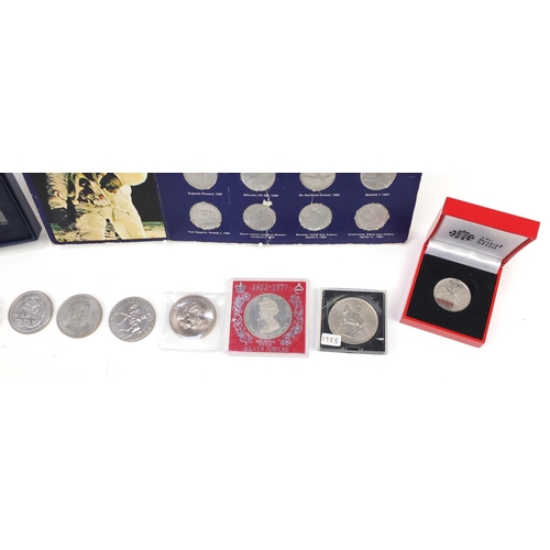 1254 - British commemorative coinage and tokens including five pound coins and Queen's Golden Jubilee comme... 