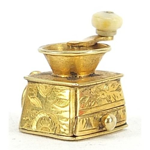 1732 - Unmarked gold coffee grinder charm with rotating handle and pull out drawer, 1.2cm high, 1.6g