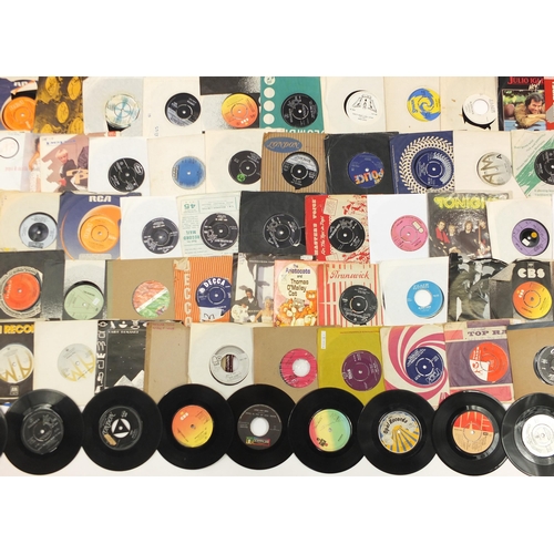 1433 - Collection of 45rpm records including The Pearls, Gene Pitney, Elvis Presley, Ringo Starr and David ... 