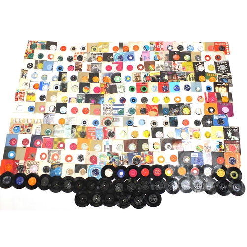 1439 - Collection of 45rpm records including Elvis Presley, Shakin' Stevens, Spandau Ballet, Status Quo, Ro... 