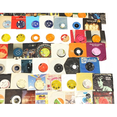 1439 - Collection of 45rpm records including Elvis Presley, Shakin' Stevens, Spandau Ballet, Status Quo, Ro... 